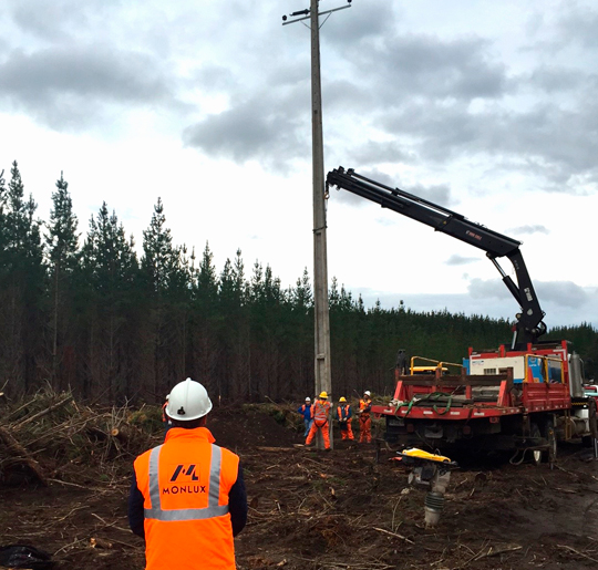 Operarios de Monlux trabajando en la reparación del cableado eléctrico